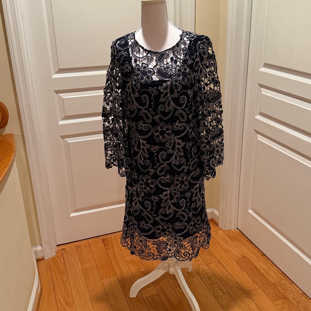 MARINA Navy Floral Lace Long Sleeve Dress
Get ready for the Holidays!!!!